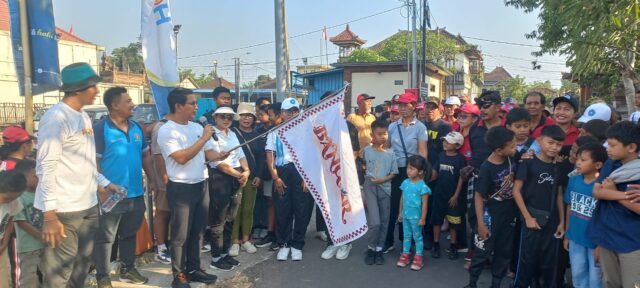 Sekda Adi Arnawa Lepas Jalan Santai Di Desa Sibangkaja